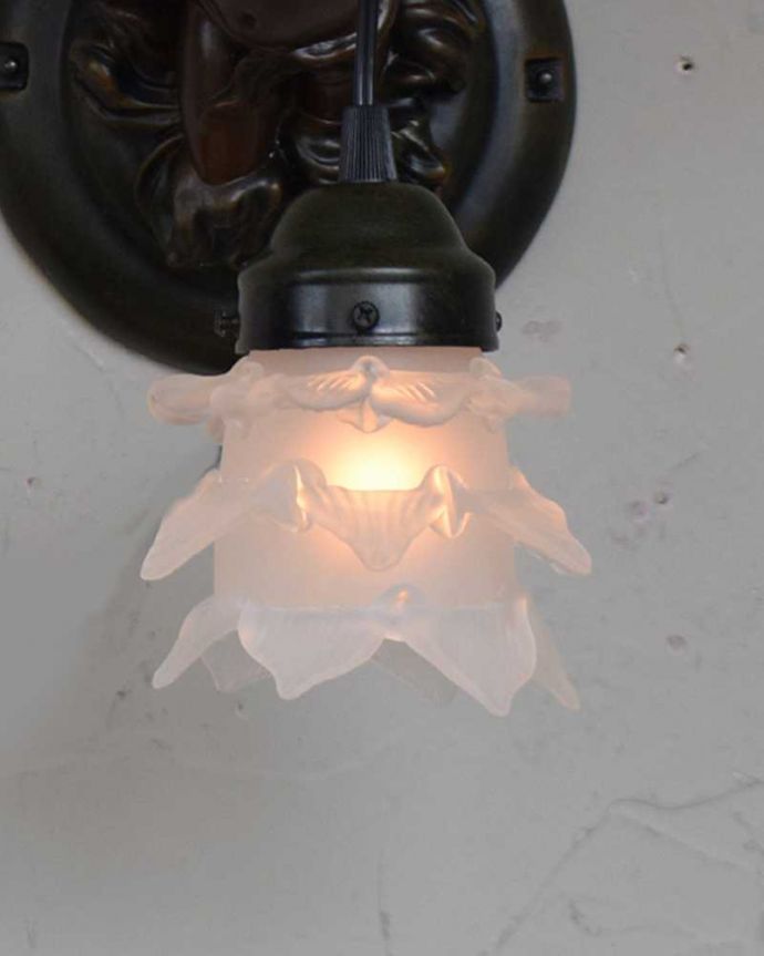 壁付けブラケット 照明・ライティング アンティーク風エンジェルウォールブラケットランプ(ブラウン)(E12ナツメ球付)。花びらが点灯すると共に、色づくので、とても幻想的です。(wr-081)