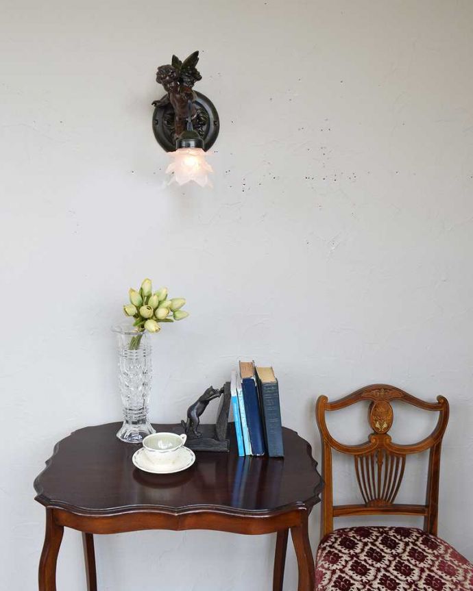 壁付けブラケット 照明・ライティング アンティーク風エンジェルウォールブラケットランプ(ブラウン)(E12ナツメ球付)。明かりをつけた時、温かい光がお部屋に灯るのでとってもおすすめです。(wr-081)