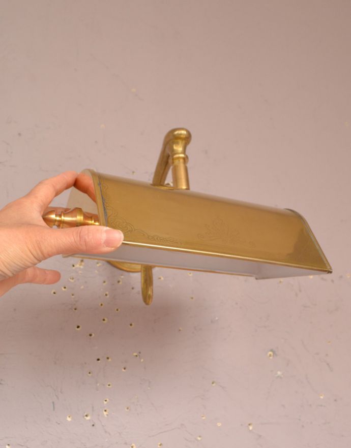 壁付けブラケット　照明・ライティング　壁に付けるだけでお洒落なインテリア、真鍮製のウォールランプＡ（Ｅ17丸球付）。角度が調節できるので便利です！真鍮製品の加工の際に出来る色ムラや汚れがある場合があります。(wr-084)