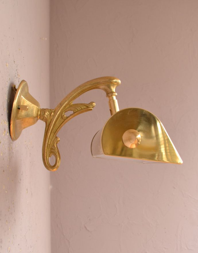 壁付けブラケット　照明・ライティング　壁に付けるだけでお洒落なインテリア、真鍮製のウォールランプＡ（Ｅ17丸球付）。横から見ても素敵なデザインです。(wr-084)