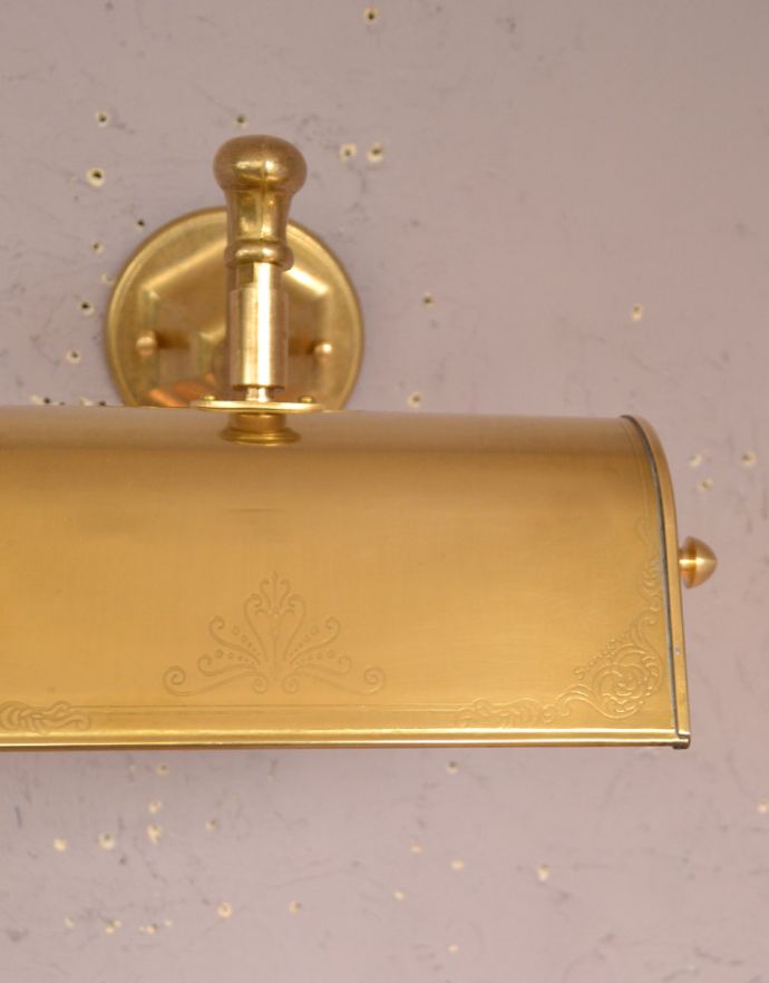 壁付けブラケット　照明・ライティング　壁に付けるだけでお洒落なインテリア、真鍮製のウォールランプＡ（Ｅ17丸球付）。シェードには上品な装飾が付いています。(wr-084)