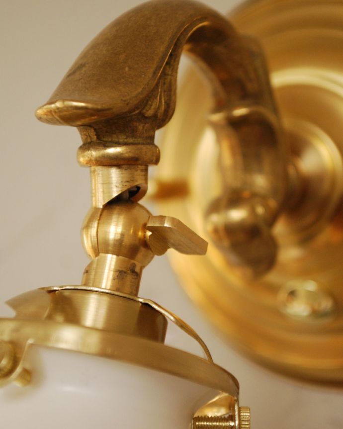 壁付けブラケット　照明・ライティング　温かい明かりで和む、ボーンチャイナのウォールランプ（ゴールド色・電球なし）。角度が調整できる金具が付いています。(wr-086)