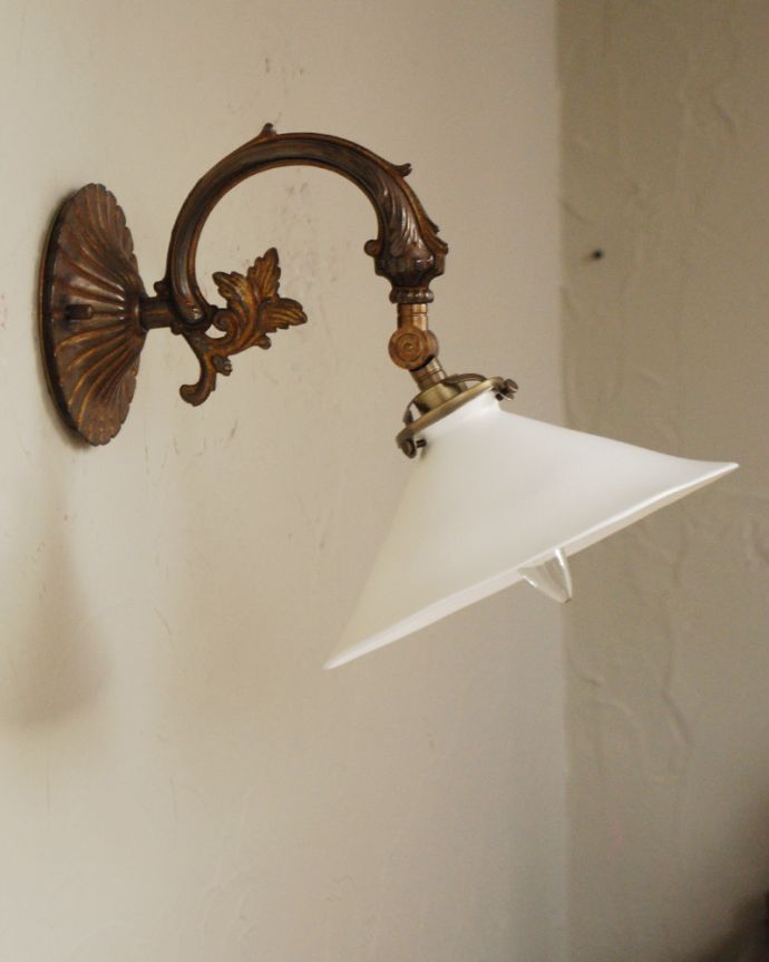 壁付けブラケット インテリア雑貨 蔦のモチーフが雰囲気たっぷりのボーンチャイナのウォールランプ(アンティーク色・電球なし)。優雅でちょっぴりゴージャスなデザインのアーム製。(wr-088)