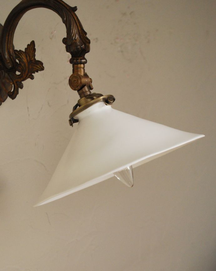 壁付けブラケット インテリア雑貨 蔦のモチーフが雰囲気たっぷりのボーンチャイナのウォールランプ(アンティーク色・電球なし)。ボーンチャイナのガラスからポッと優しい光が灯ります。(wr-088)