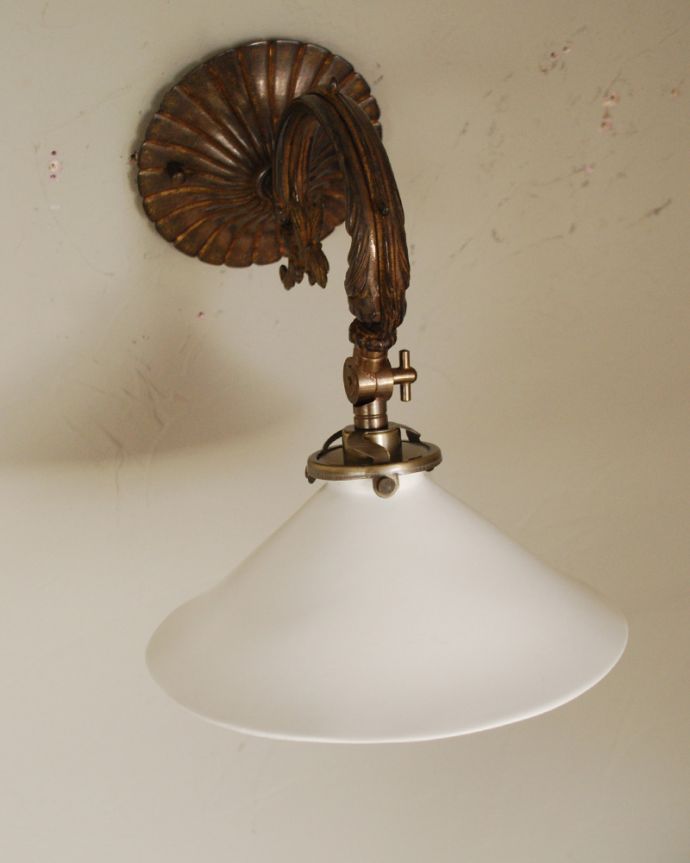 壁付けブラケット インテリア雑貨 蔦のモチーフが雰囲気たっぷりのボーンチャイナのウォールランプ(アンティーク色・電球なし)。小ぶりなサイズなのでどこにでも取り付けやすいライトです。(wr-088)