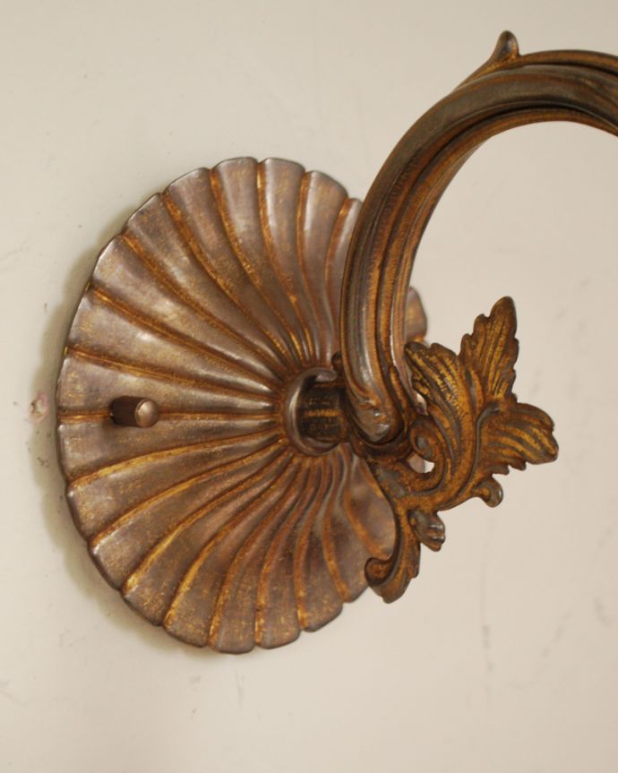 壁付けブラケット インテリア雑貨 蔦のモチーフが雰囲気たっぷりのボーンチャイナのウォールランプ(アンティーク色・電球なし)。アンティーク風の台座です。(wr-088)