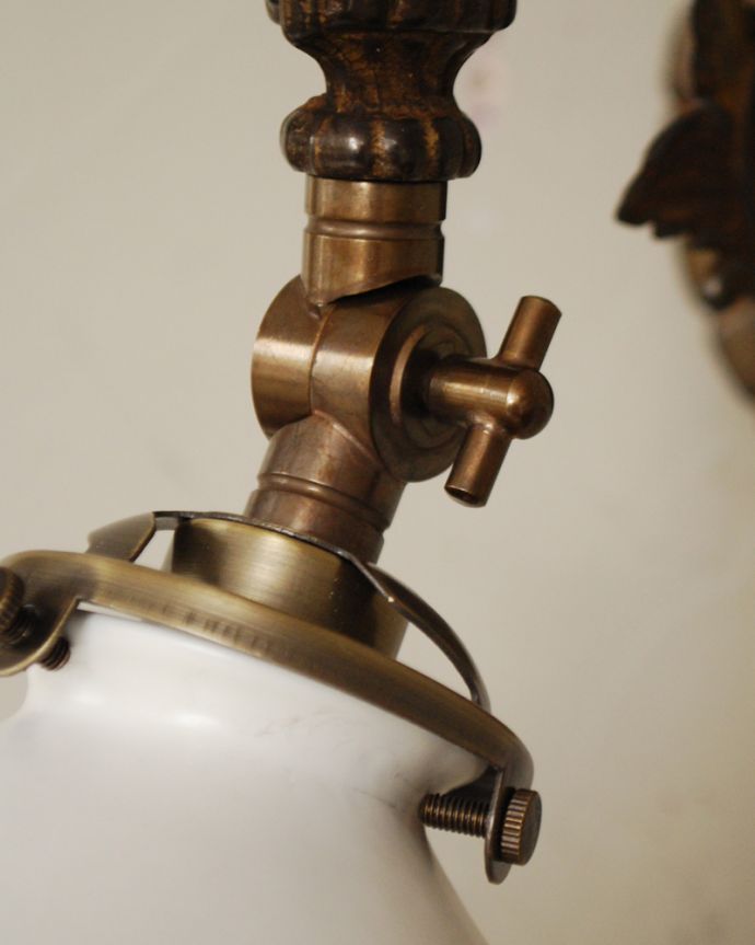 壁付けブラケット インテリア雑貨 蔦のモチーフが雰囲気たっぷりのボーンチャイナのウォールランプ(アンティーク色・電球なし)。角度が調整できる金具が付いています。(wr-088)