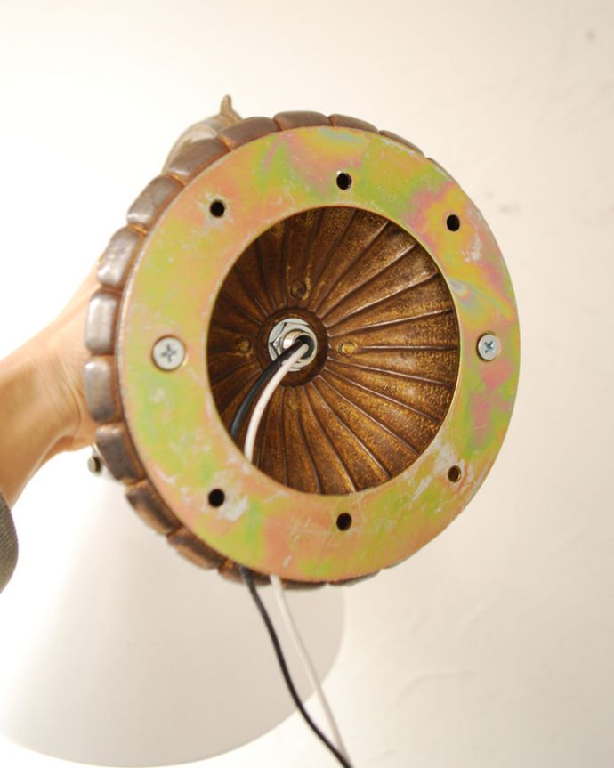 壁付けブラケット インテリア雑貨 蔦のモチーフが雰囲気たっぷりのボーンチャイナのウォールランプ(アンティーク色・電球なし)。電器屋さんに、壁からの配線に直接取り付け工事をお願いして下さい。(wr-088)