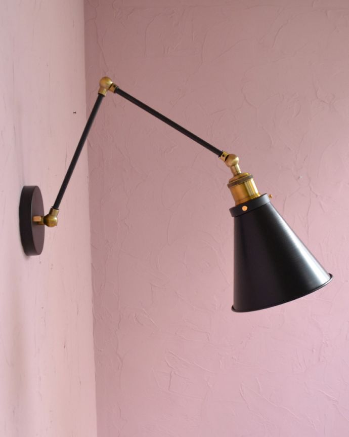 壁付けブラケット　照明・ライティング　アイアン製可動式ウォールランプ　マウント型(ブラック)（E26球付）。横から見てもオシャレなデザインです。(wr-098)