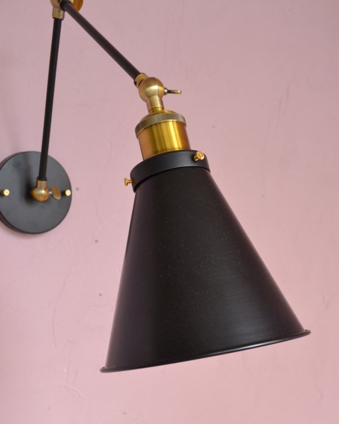 壁付けブラケット　照明・ライティング　アイアン製可動式ウォールランプ　マウント型(ブラック)（E26球付）。ブラックカラーのアイアンシェードに、ゴールドの金具が高級感を感じさせるアクセントになっています。(wr-098)