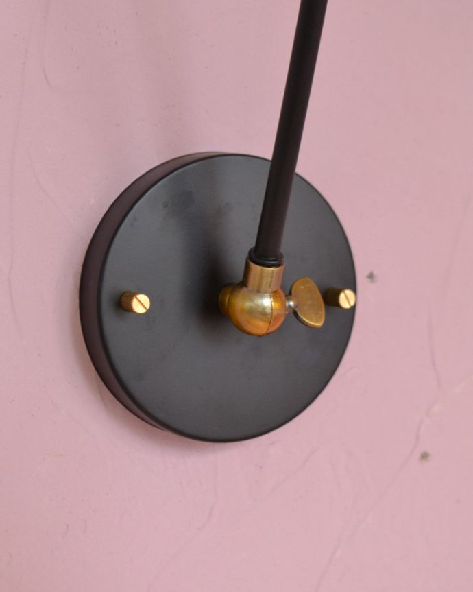 壁付けブラケット　照明・ライティング　アイアン製可動式ウォールランプ　マウント型(ブラック)（E26球付）。台座がブラックです。(wr-098)