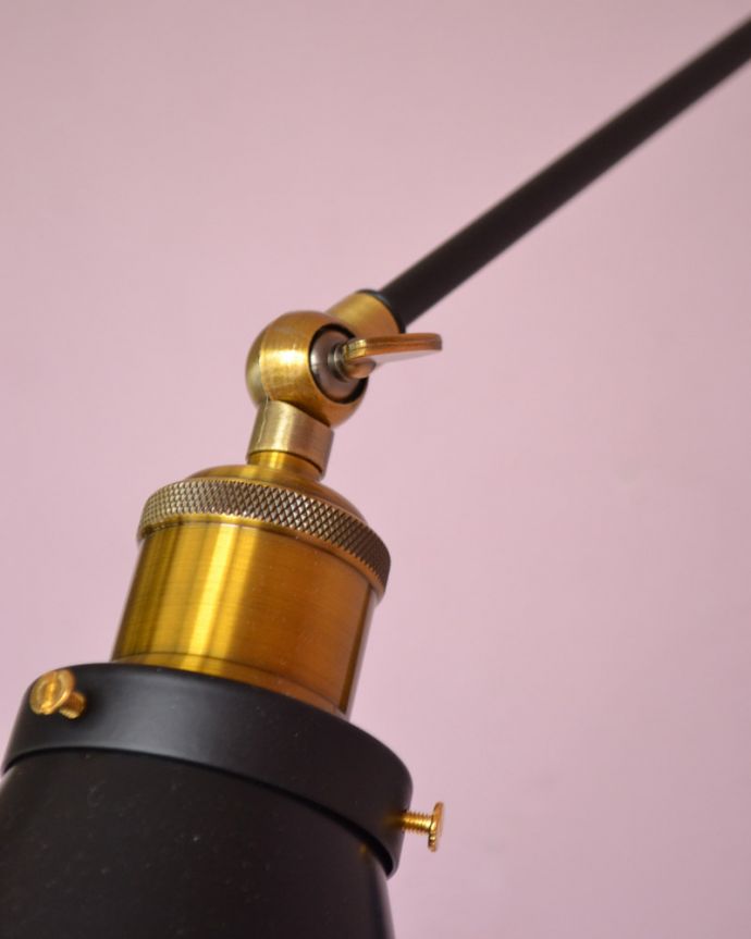 壁付けブラケット　照明・ライティング　アイアン製可動式ウォールランプ　マウント型(ブラック)（E26球付）。調整できる金具が３ヶ所付いています。(wr-098)