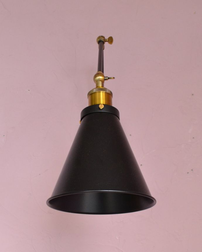 壁付けブラケット　照明・ライティング　アイアン製可動式ウォールランプ　マウント型(ブラック)（E26球付）。小ぶりなサイズなのでどこにでも取り付けやすいライトです。(wr-098)