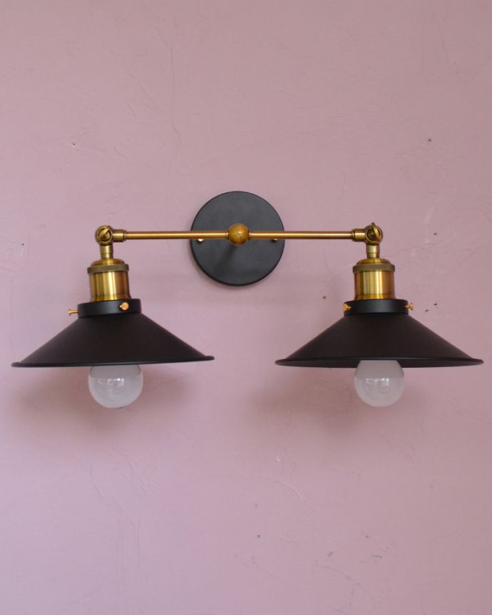 壁付けブラケット　照明・ライティング　アイアン製可動式、２灯タイプのウォールランプ　平傘型(ブラック)（電球なし）。2灯タイプなので、明るさが欲しかったお部屋にピッタリです。(wr-099)