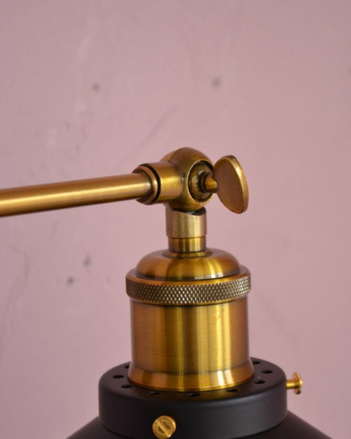 壁付けブラケット　照明・ライティング　アイアン製可動式、２灯タイプのウォールランプ　平傘型(ブラック)（電球なし）。角度が調整できる金具が付いています。(wr-099)