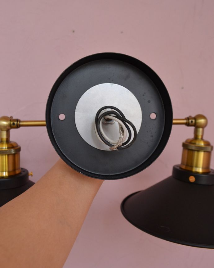 壁付けブラケット　照明・ライティング　アイアン製可動式、２灯タイプのウォールランプ　平傘型(ブラック)（電球なし）。電器屋さんに、壁からの配線に直接取り付け工事をお願いして下さい。(wr-099)