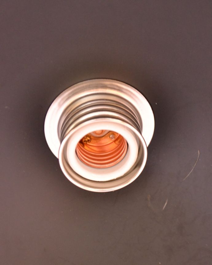 壁付けブラケット　照明・ライティング　アイアン製可動式、２灯タイプのウォールランプ　平傘型(ブラック)（電球なし）。日本球(E26・60Wまで)対応の壁付けランプです。(wr-099)