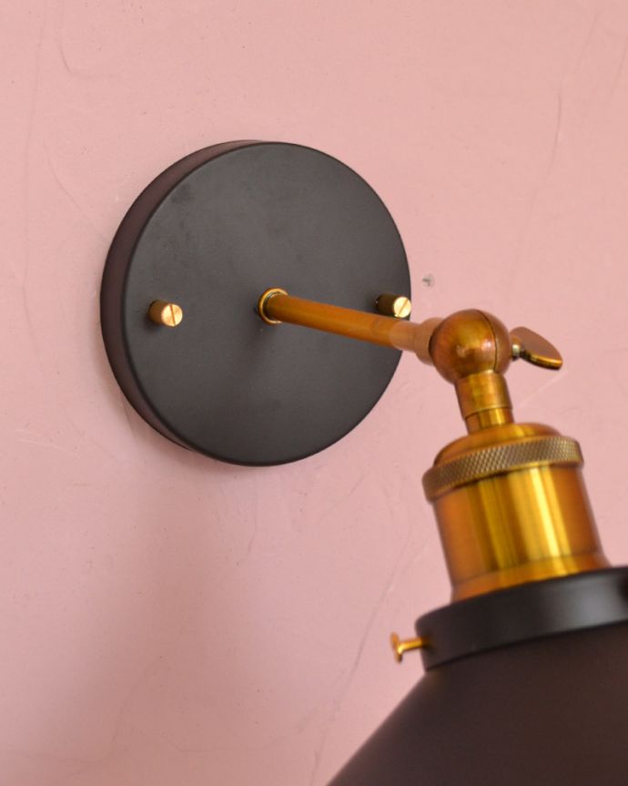 壁付けブラケット　照明・ライティング　アイアン製可動式ウォールランプ　平傘型(ブラック)（電球なし）。台座がブラックです。(wr-100)