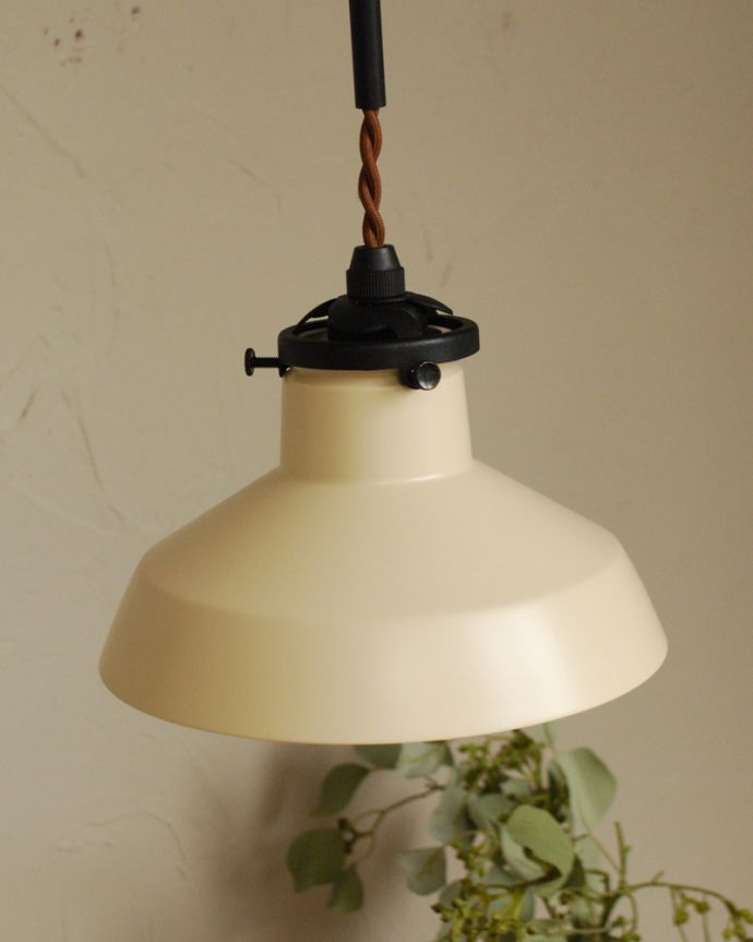 壁付けブラケット　照明・ライティング　スチールシェードのウォールブラケット（ＩＶ）（電球なし）。電気が付いていなくても絵になるデザインです。(wr-102)