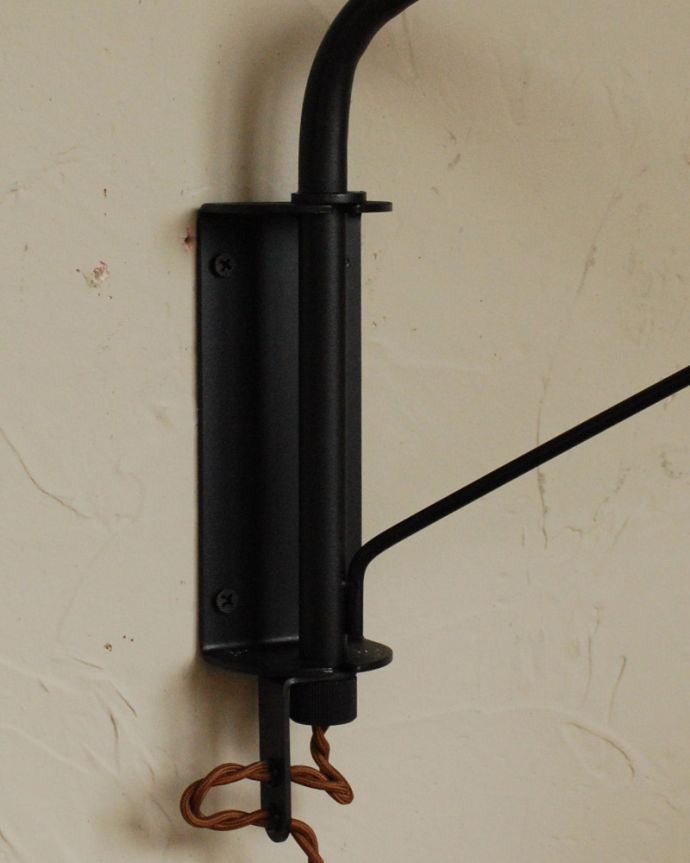 壁付けブラケット　照明・ライティング　スチールシェードのウォールブラケット（ＩＶ）（電球なし）。ブラックのベースがインダストリアルでかっこいいです。(wr-102)
