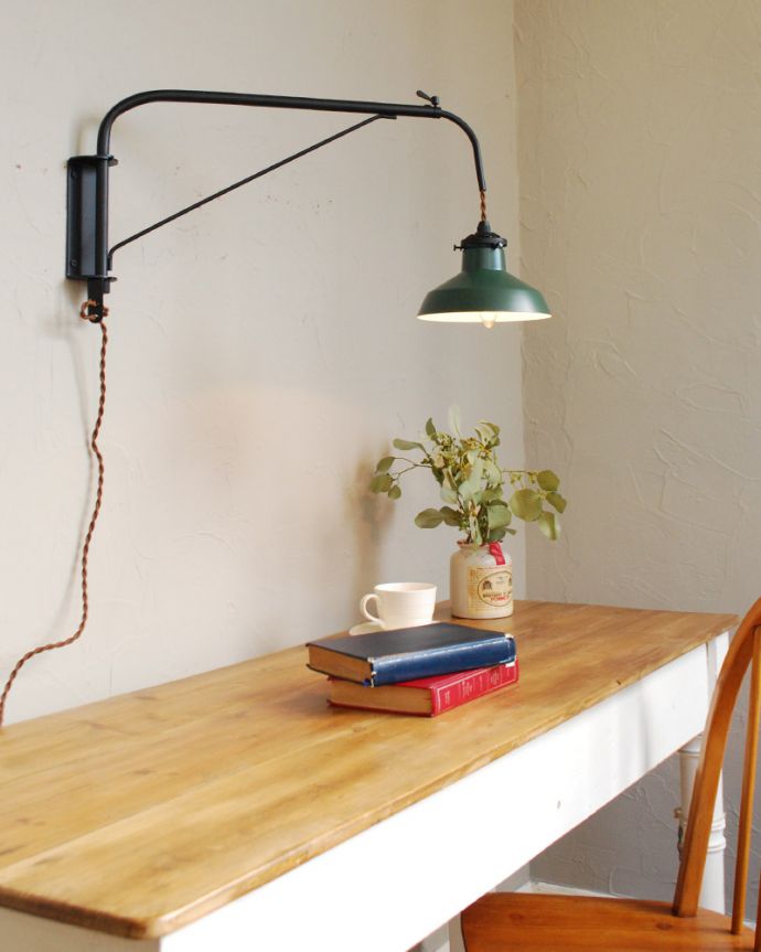 壁付けブラケット　照明・ライティング　スチールシェードのウォールブラケット（GN）（電球なし）。ライトをつけると温かく灯ります。(wr-104)