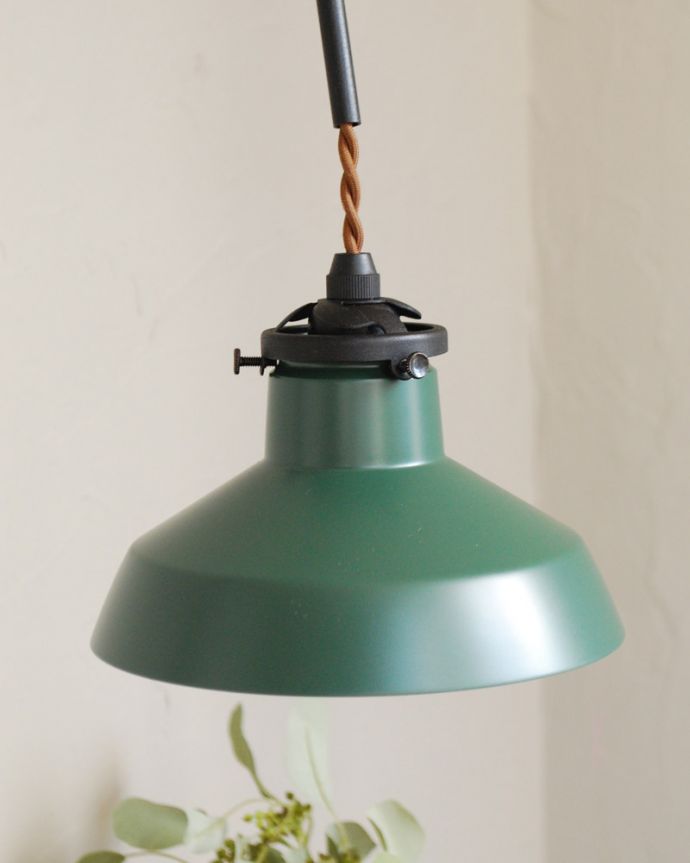 壁付けブラケット　照明・ライティング　スチールシェードのウォールブラケット（GN）（電球なし）。電気が付いていなくても絵になるデザインです。(wr-104)