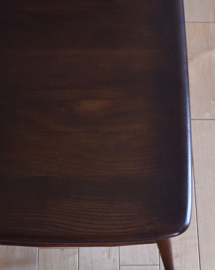 アーコールの家具 アンティーク家具 長方形のコーヒーテーブル、1970年代のアンティークアーコール家具。アンティークは新品ではないので、もちろん経年変化によるキズはありますが、専門の職人が目立たないようキレイにお直しをしているので、どこから見てもキレイです。(x-340-f)