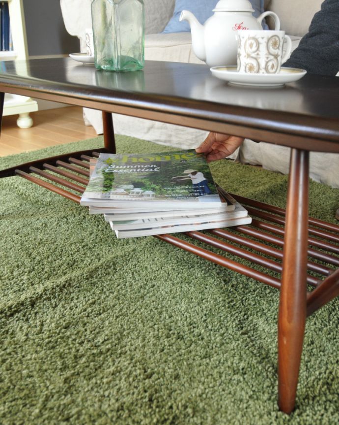 アーコールの家具 アンティーク家具 長方形のコーヒーテーブル、1970年代のアンティークアーコール家具。テーブルの下は物置きになっています。(x-340-f)