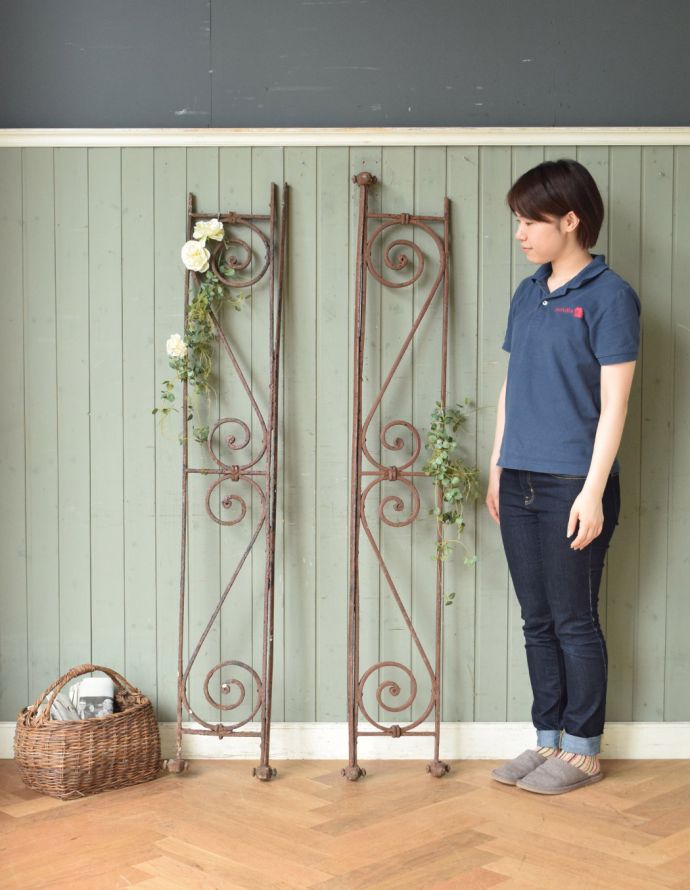 ドア・ゲート　アンティーク家具　1930年代のアンティーク アイアンレース。玄関やテラスなどに飾って使うこともできます。(x-374-f-1)