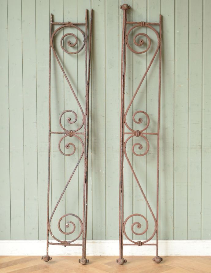 ドア・ゲート　アンティーク家具　1930年代のアンティーク アイアンレース。お花をキレイに引き立ててくれるから、ガーデニングが楽しくなります。(x-374-f-1)