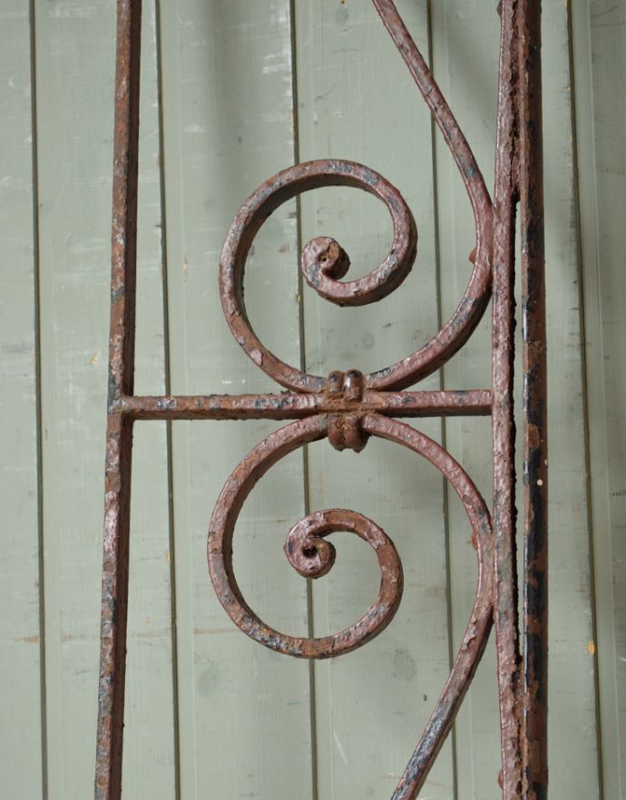 ドア・ゲート　アンティーク家具　1930年代のアンティーク アイアンレース。映る影も可愛いですよ。(x-374-f-1)