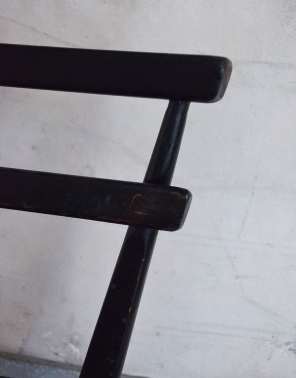 アーコールの家具　アンティーク チェア　アンティークのアーコールチェア、可愛いダブルバックチャイルドチェア（ブラック）。キズや汚れ、木目や色は1脚1脚微妙に違いますが、どれもキレイに仕上げています。(x-377-c)