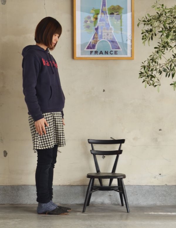 アーコールの家具　アンティーク チェア　アンティークのアーコールチェア、可愛いダブルバックチャイルドチェア（ブラック）。アーコールの代表的なデザイン。(x-377-c)