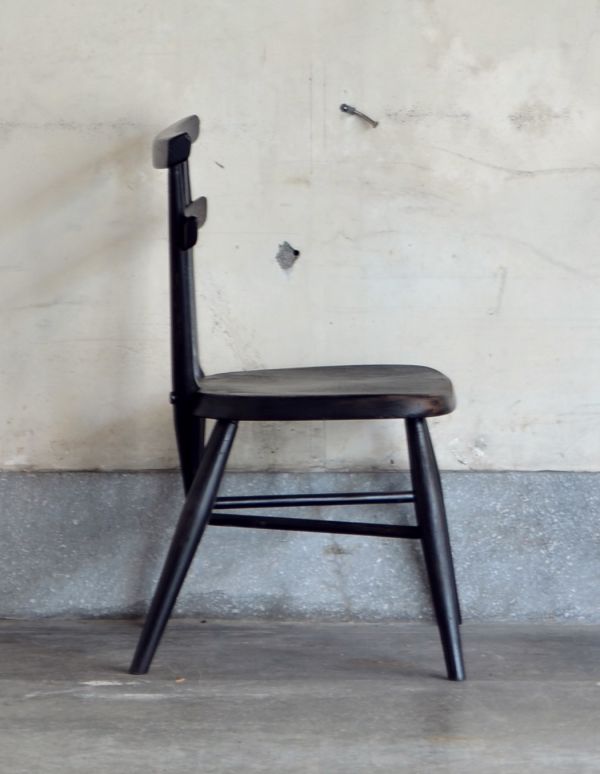 アーコールの家具　アンティーク チェア　アンティークのアーコールチェア、可愛いダブルバックチャイルドチェア（ブラック）。どこから眺めてもスッキリしていて、現代の家具ともすんなり溶け込んで相性バツグンなのが人気の秘密。(x-377-c)