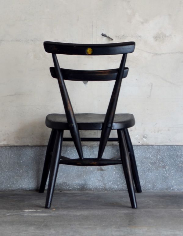 アーコールの家具　アンティーク チェア　アンティークのアーコールチェア、可愛いダブルバックチャイルドチェア（ブラック）。後ろ姿もデザイン性があって可愛いチェア。(x-377-c)
