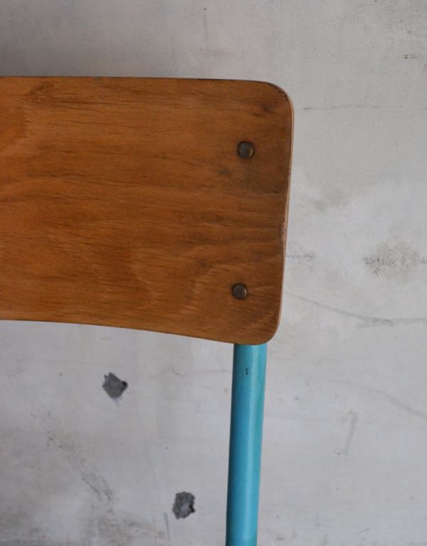 板座面　アンティーク チェア　フランスで見つけたオシャレなアンティークのスクールチェア（ブルー）。木目や色は1脚1脚微妙に違いますが、どれもキレイに仕上げています。(x-379-c)