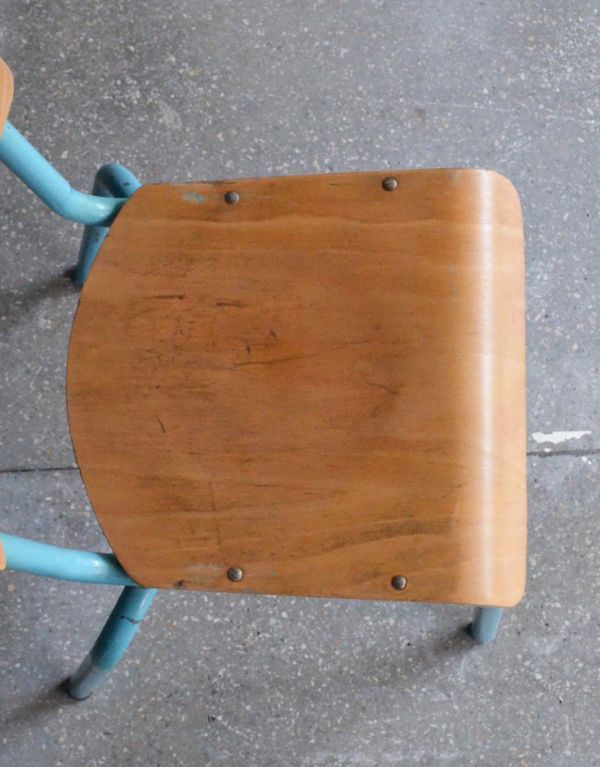 板座面　アンティーク チェア　フランスで見つけたオシャレなアンティークのスクールチェア（ブルー）。座面もキレイな木目が感じられます。(x-379-c)