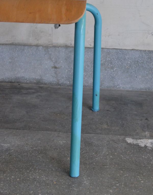 板座面　アンティーク チェア　フランスで見つけたオシャレなアンティークのスクールチェア（ブルー）。きちんとお直ししていますので、大柄な男性でも安心してお掛け下さい。(x-379-c)