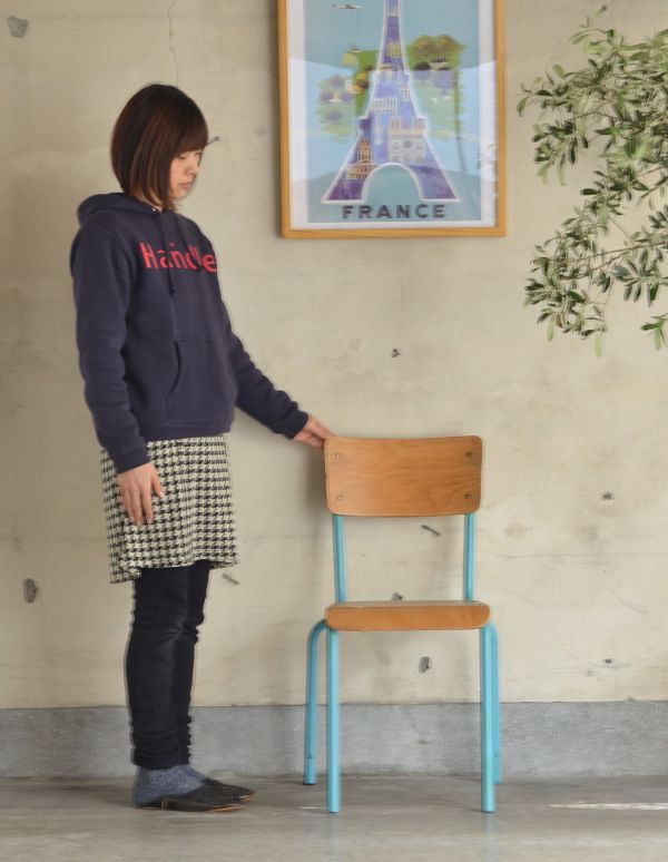 板座面　アンティーク チェア　フランスで見つけたオシャレなアンティークのスクールチェア（ブルー）。G-planやネイサンなどの北欧インテリアたちとの相性はバツグン！シンプルだけど、温かみのある雰囲気が良く似合うんです。(x-379-c)