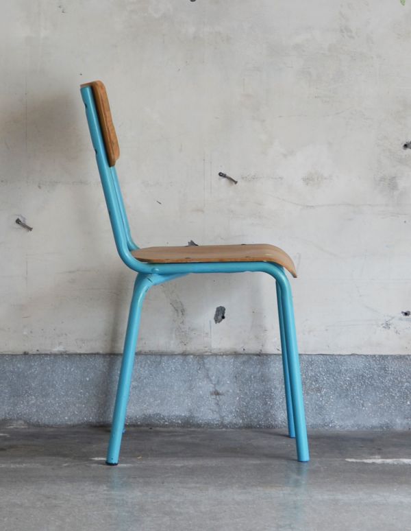板座面　アンティーク チェア　フランスで見つけたオシャレなアンティークのスクールチェア（ブルー）。玄関などの狭い空間に置いてもステキです。(x-379-c)
