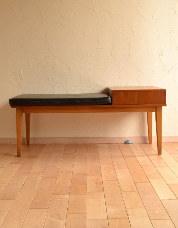 アンティーク チェア シンプルな北欧インテリア、ヴィンテージのテレフォンベンチ(電話台)。専門の職人によってお直ししていますが、アンティークは新品ではありません。(x-380-c)