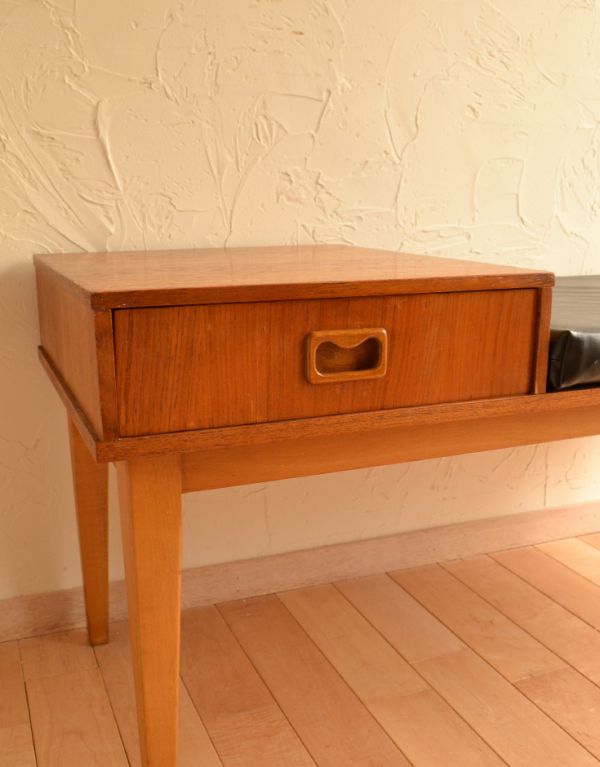 アンティーク チェア シンプルな北欧インテリア、ヴィンテージのテレフォンベンチ(電話台)。当時は電話を置いていた天板。(x-380-c)