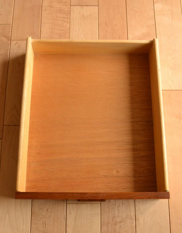 アンティーク チェア シンプルな北欧インテリア、ヴィンテージのテレフォンベンチ(電話台)。細々した文房具やメモ帳を片付けるのに便利な引出しがついています。(x-380-c)