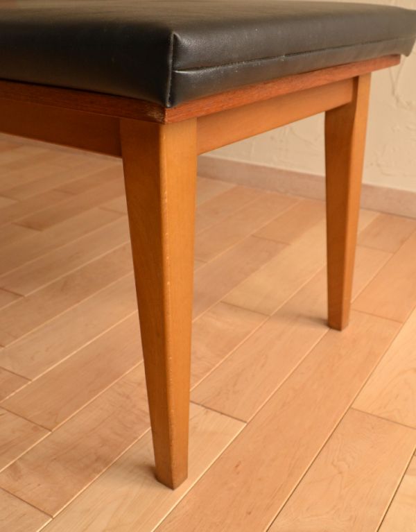 アンティーク チェア シンプルな北欧インテリア、ヴィンテージのテレフォンベンチ(電話台)。丈夫な脚です。(x-380-c)