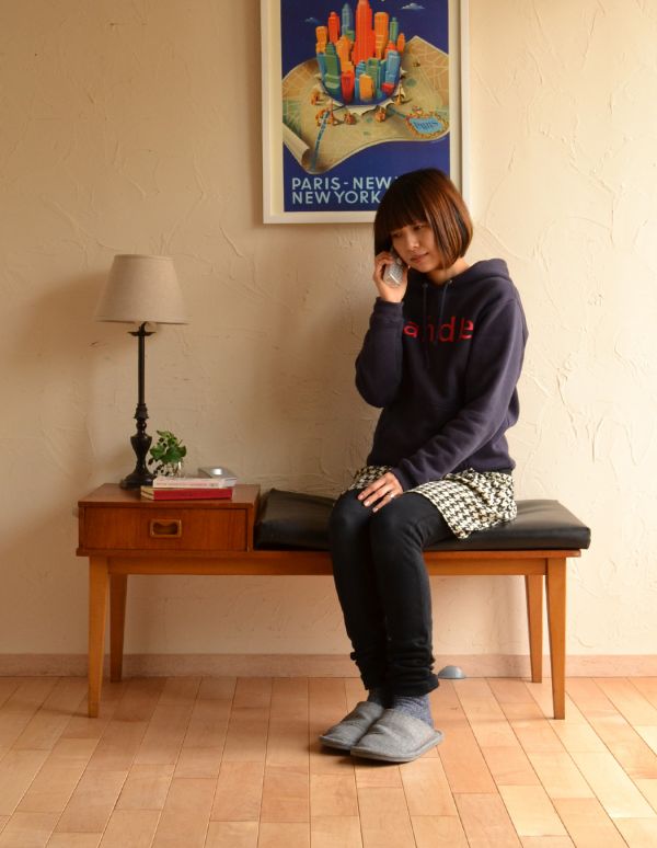 アンティーク チェア シンプルな北欧インテリア、ヴィンテージのテレフォンベンチ(電話台)。読みかけの本やリモコンなど置けて便利です。(x-380-c)