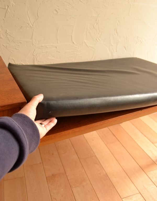 アンティーク チェア シンプルな北欧インテリア、ヴィンテージのテレフォンベンチ(電話台)。座クッションは取り外しができます。(x-380-c)