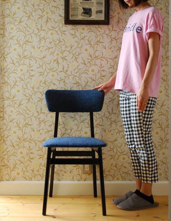 ダイニングチェア アンティーク チェア スカンジナビアンなヴィンテージチェア、ブルー×ブラックのダイニングチェア。人気の北欧テイストの家具。(x-381-c)