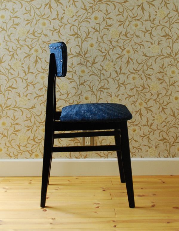 ダイニングチェア アンティーク チェア スカンジナビアンなヴィンテージチェア、ブルー×ブラックのダイニングチェア。横から見た感じ。(x-381-c)