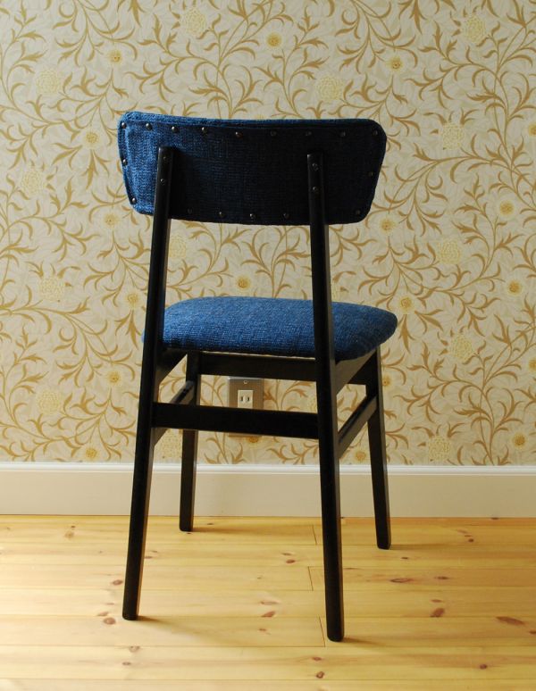 ダイニングチェア アンティーク チェア スカンジナビアンなヴィンテージチェア、ブルー×ブラックのダイニングチェア。後ろから見てもとってもかっこいいデザインですよ。(x-381-c)