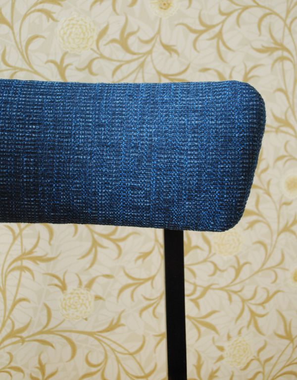 ダイニングチェア アンティーク チェア スカンジナビアンなヴィンテージチェア、ブルー×ブラックのダイニングチェア。背もたれも座面とお揃いのクッションがあります。(x-381-c)